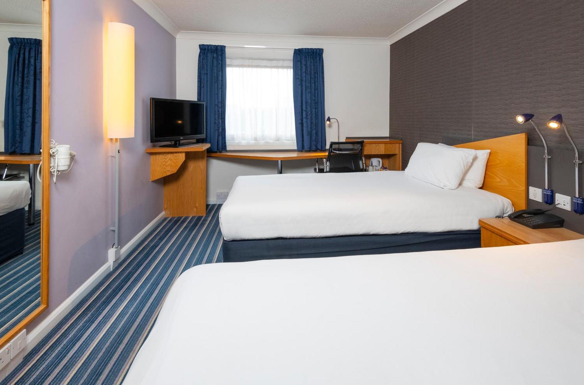 Holiday Inn Express Northampton - South By Ihg Zewnętrze zdjęcie