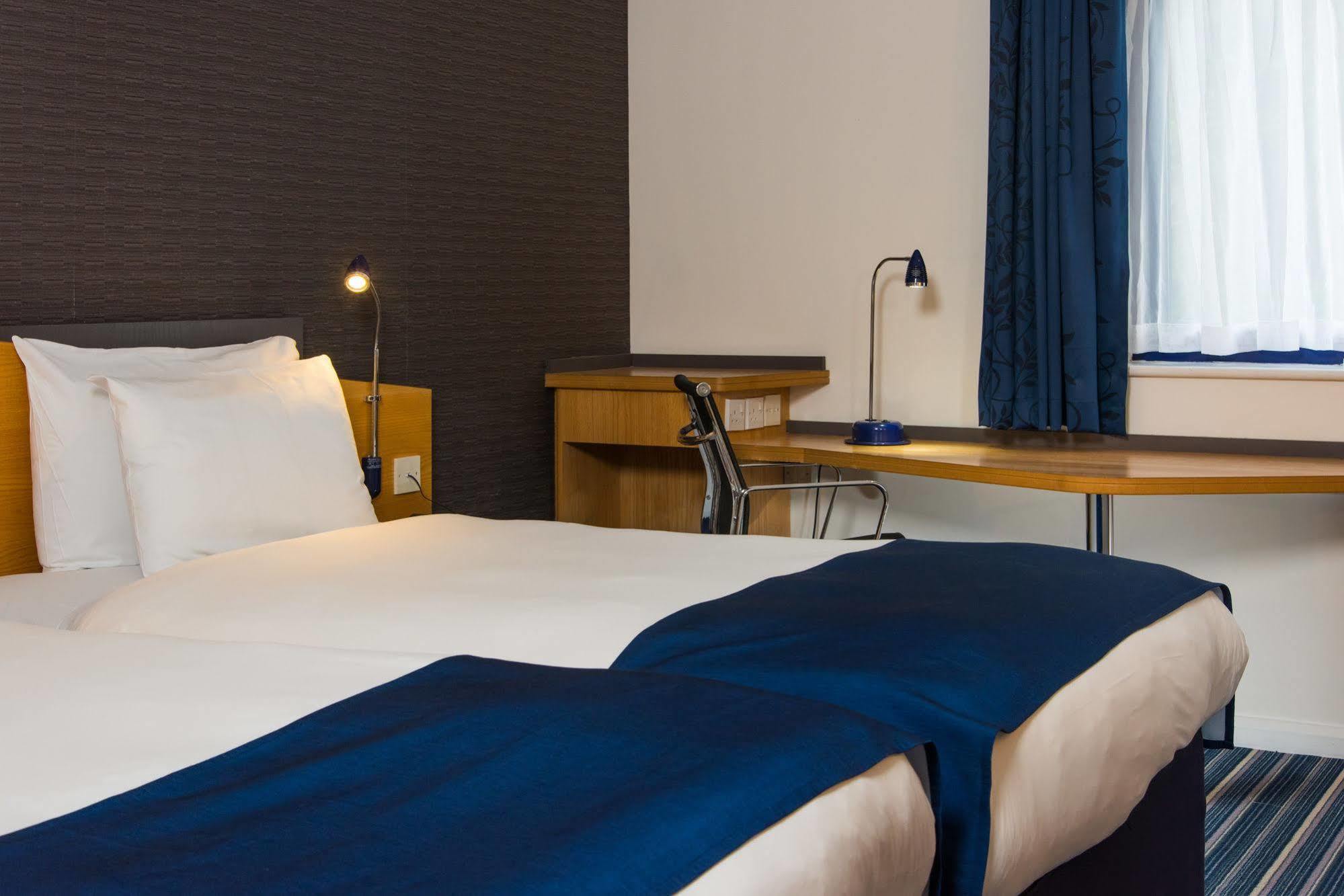 Holiday Inn Express Northampton - South By Ihg Zewnętrze zdjęcie